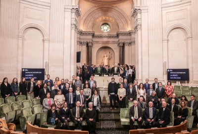 Photo de groupe des lauréats. Photo de groupe sous la coupole.