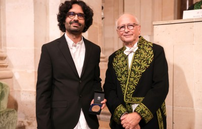 Charles-Édouard Bréhier recevant son prix. Crédit photos : Mathieu Baumer / Académie des sciences Le lauréat, la médaille et un académicien