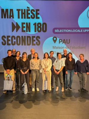MT180 édition 2026 : sélection locale de l'UPPA - les 4 candidats de la sélection de l'UPPA accompagnés par les 5 membres du jury, les 2 formatrices de l'édition 2026 et les 2 animateurs du concours Photo de la sélection locale MT180 édition 2026 : les 4 candidats de la sélection de l'UPPA accompagnés par les 5 membres du jury, les 2 formatrices de l'édition 2026 et les 2 animateurs du concours